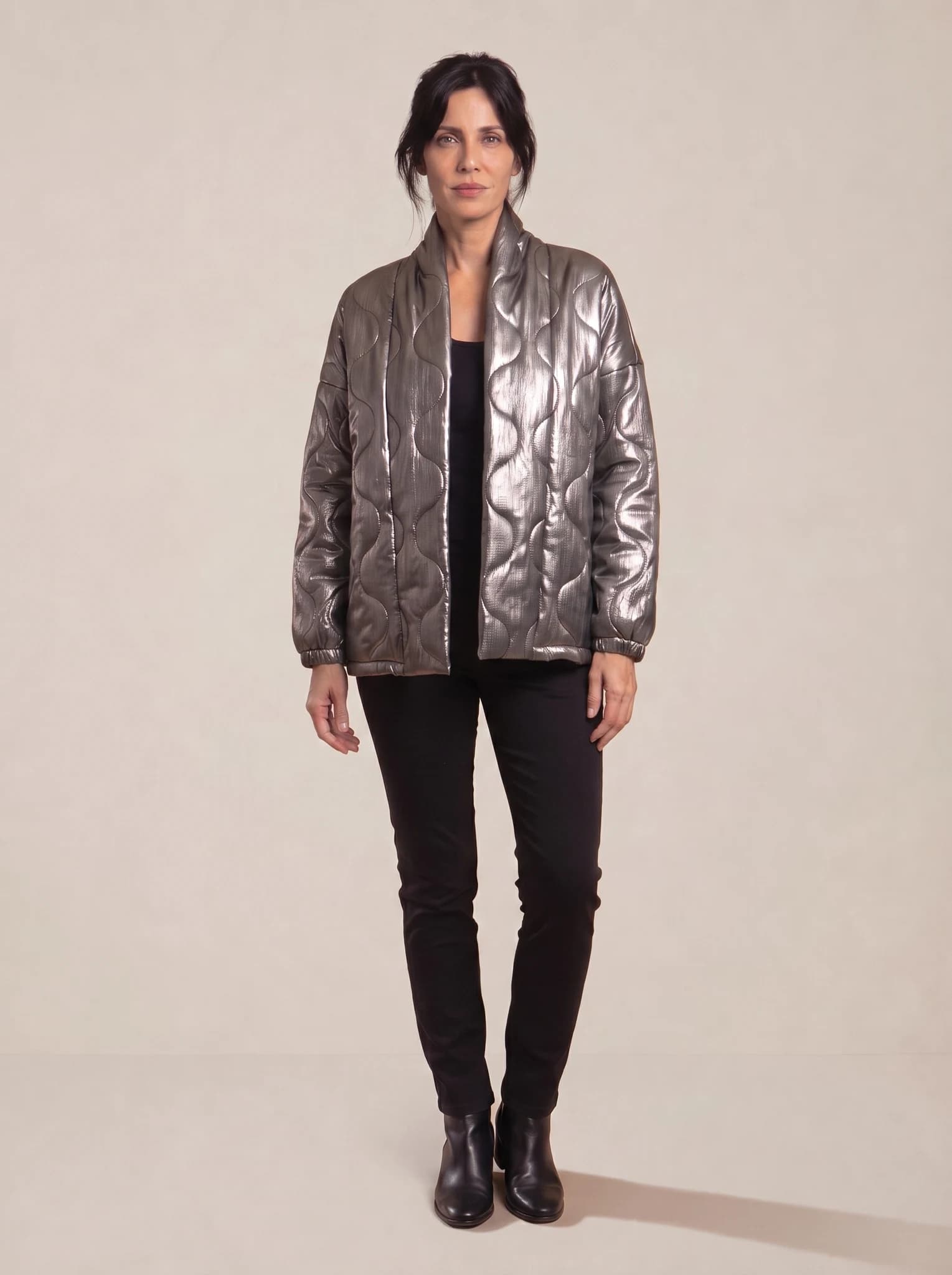 Campera Metalizada Peltre presentado en modelo (visualización digital)